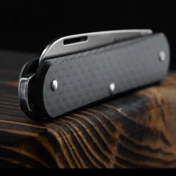 Fox Vulpis 1 Carbon Fibre Penknife -GearNest Shop FOX FX VP130CFdet2 02481.1686577598