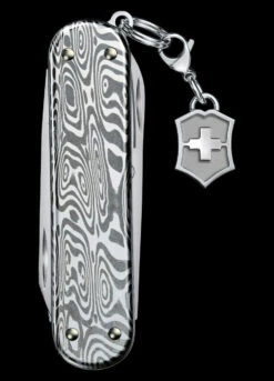 Victorinox Classic SD Brilliant Damascus 11 Victorinox Classic SD Brilliant Damascus -GearNest Shop BMC 0622134.3 73142.1671193496.1280.1280 93754.1671207008