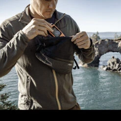 Matador Freerain Waterproof Packable Hip Pack 11 Matador Freerain Waterproof Packable Hip Pack -GearNest Shop MAT FRHP001BKdet2 96433.1634131933